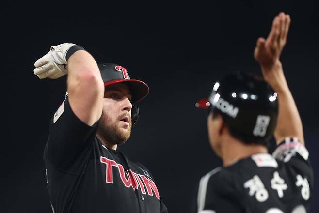 28일 경남 창원NC파크에서 열린 프로야구 2025 신한 SOL 뱅크 KBO리그 LG 트윈스와 NC다이노스 경기. 7회 초 2사 1·2루 상황 안타(3루타)를 친 LG 3번 오스틴 딘이 3루에서 정수성 코치와 하이파이브하고 있다. 2025.8.28 연합뉴스