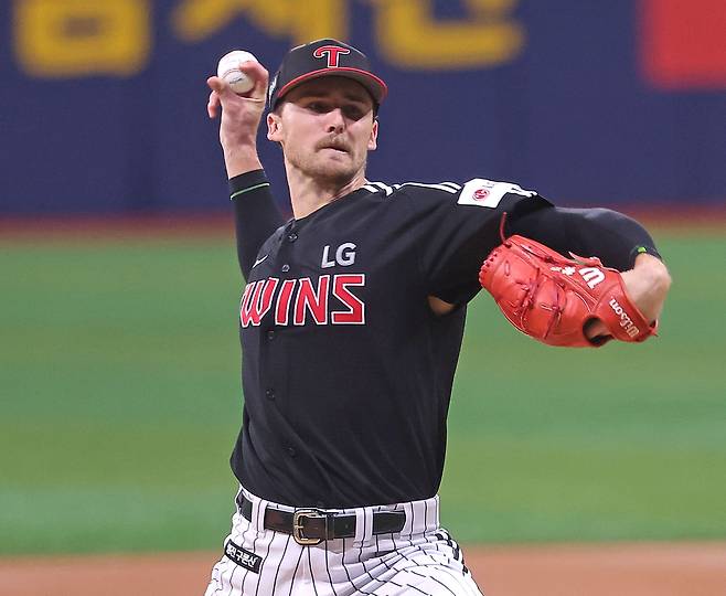 9일 서울 고척스카이돔에서 열린 프로야구 2025 KBO리그 LG 트윈스와 키움 히어로즈의 경기. 1회말 LG 선발 톨허스트가 역투하고 있다. 2025.9.9 연합뉴스