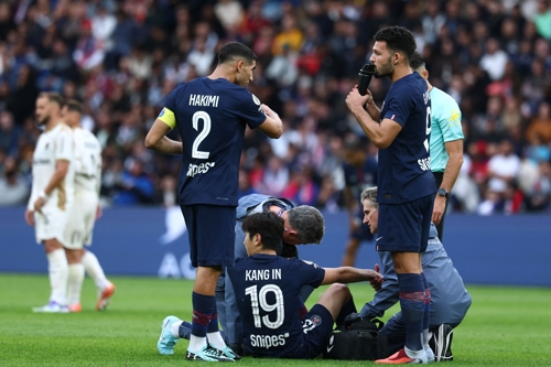 PSG 이강인이 15일 랑스전에서 발목 통증을 호소하며 주저 앉아 있다. AFP연합뉴스