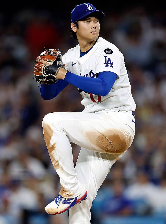 오타니 쇼헤이(LA 다저스)가 17일 미국 캘리포니아주 로스앤젤레스 다저스타디움에서 열린 필라델피아 필리스전에 선발 등판해 역투하고 있다. 게티이미지코리아