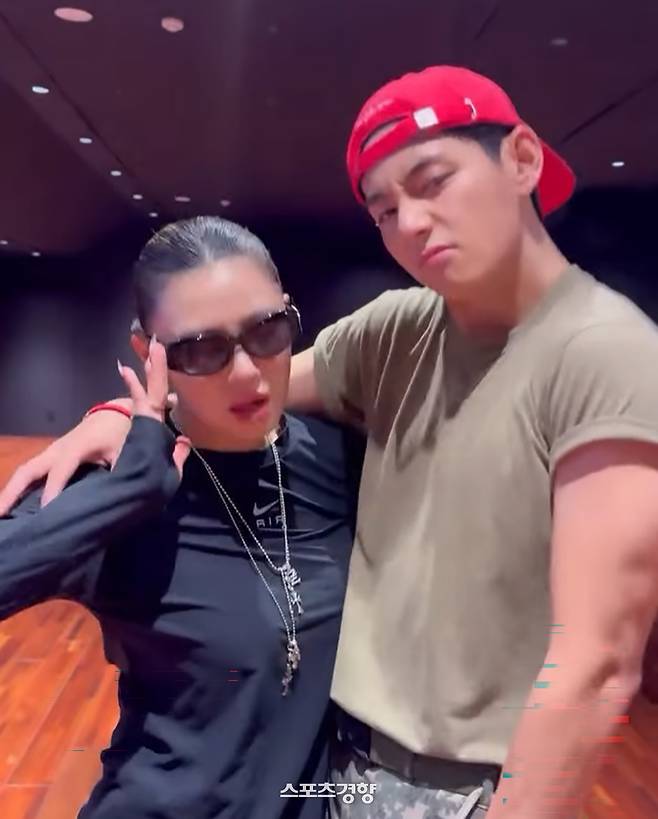 댄서 리정(왼쪽)과 방탄소년단 멤버 뷔. 리정 인스타그램 계정