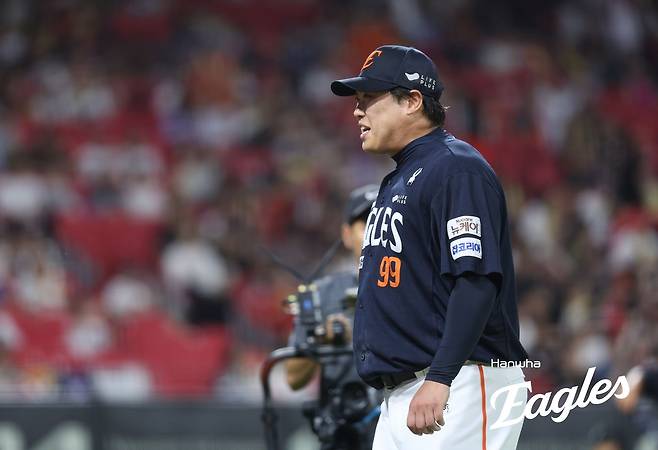 한화 류현진이 17일 광주 기아챔피언스필드에서 열린 KIA와 2025 프로야구 정규리그 원정 경기에 선발 등판해 미소를 짓고 있다.  한화 이글스 제공