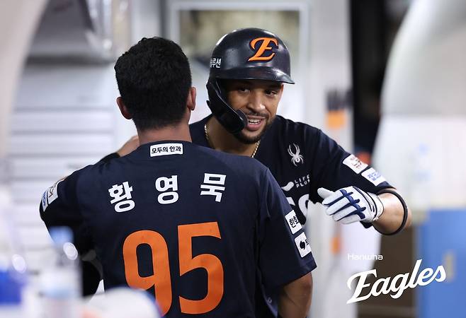 한화 루이스 리베라토가 17일 광주 기아챔피언스필드에서 열린 KIA와 2025 프로야구 정규리그 원정 경기에서 3회초 투런홈런을 친 뒤 황영묵과 포옹하고 있다.  한화 이글스 제공