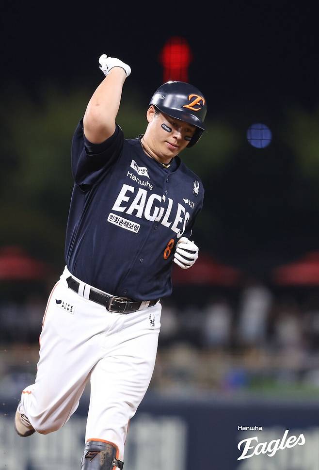 ▲&nbsp; 노시환은 16일 광주 KIA전에서 시즌 30번째 홈런을 치며 올 시즌 국내 선수로는 첫 30홈런을 달성했다 ⓒ한화이글스