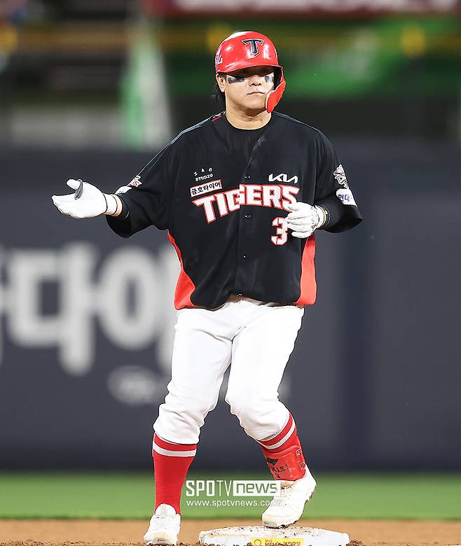 ▲ 경기 초반 두 차례의 실책 및 실책성 플레이로 결국 조기 교체된 김선빈 ⓒ곽혜미 기자