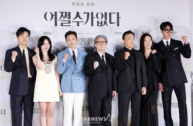 배우 박희순, 손예진, 이병헌, 박찬욱 감독, 배우 이성민, 염혜란, 차승원이 19일 서울 용산구 CGV아이파크몰에서 열린 영화 ‘어쩔수가 없다‘ 제작보고회에서 포즈를 취하고 있다.  '어쩔 수가 없다'는 모든 것이 만족스러웠던 회사원 만수가 갑작스러운 해고 이후 가족과 집을 지키기 위해 재취업 전쟁에 뛰어드는 이야기를 그린다. 오는 9월 개봉 예정. /사진=김휘선 hwijpg@