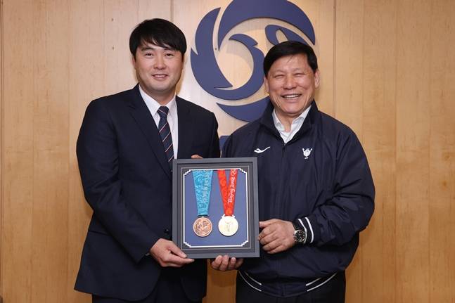 정대현 삼성 퓨처스 감독(왼쪽)이 허구연 KBO 총재에게 2008 베이징 올림픽 금메달과 2000 시드니 올림픽 동메달을 기증하고 있다. /사진=KBO 제공