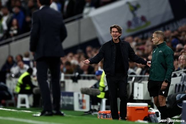 토마스 프랭크(가운데) 토트넘 홋스퍼 감독이 17일 오전 4시(한국시간) 영국 런던의 토트넘 홋스퍼 스타디움에서 열린 2025~2026시즌 유럽축구연맹(UEFA) 챔피언스리그(UCL) 리그 페이즈 1라운드 경기 중 항의하고 있다. /AFPBBNews=뉴스1