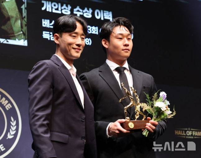 2019년 유상철 감독이 이끌었던 인천 소속이었던 재단법인 K리그 어시스트 김호남 이사(왼쪽)와 유선우씨. /사진=뉴시스