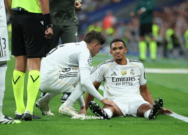 허벅지 부상을 당한 트렌트 알렉산더 아놀드(오른쪽). /AFPBBNews=뉴스1