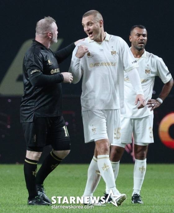 맨체스터 유나이티드 전설 웨인 루니(왼쪽)와 네마냐 비디치(가운데)가 대화를 나누고 있다. /사진=김진경 대기자