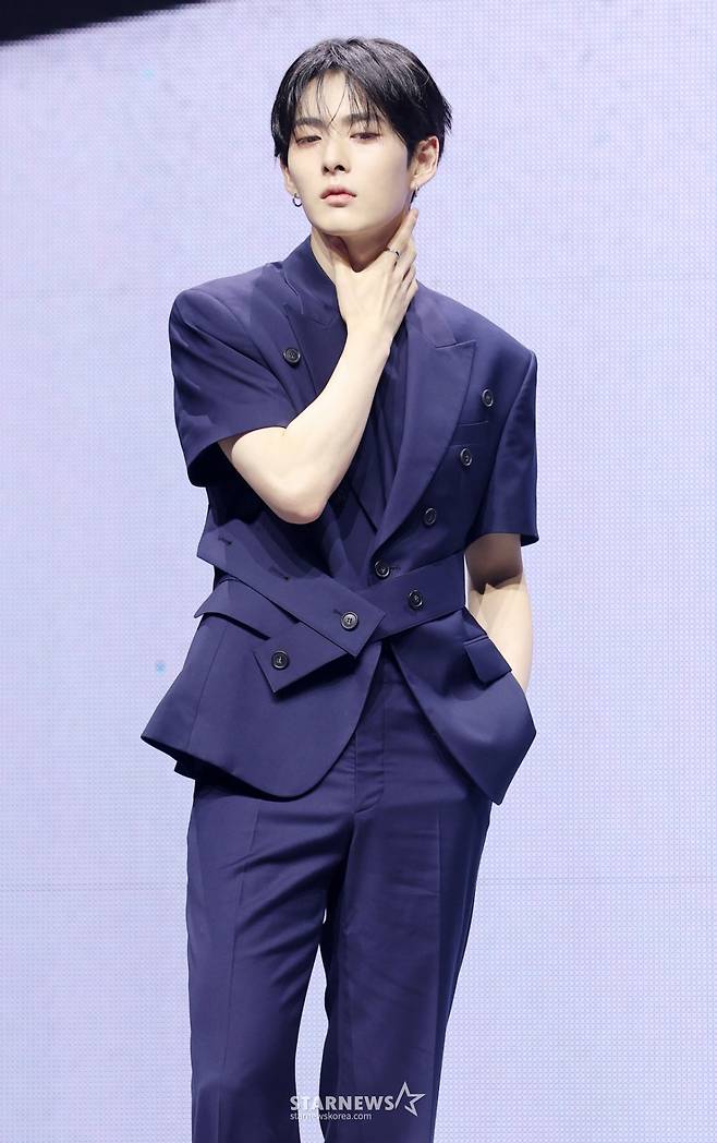 그룹 루네이트 타쿠마가 17일 서울 광진구 예스24 라이브홀에서 진행된 두 번째 싱글 앨범 'LOST' 발매 기념 쇼케이스에서 포즈를 취하고 있다. /2025.09.17 /사진=김휘선 hwijpg@