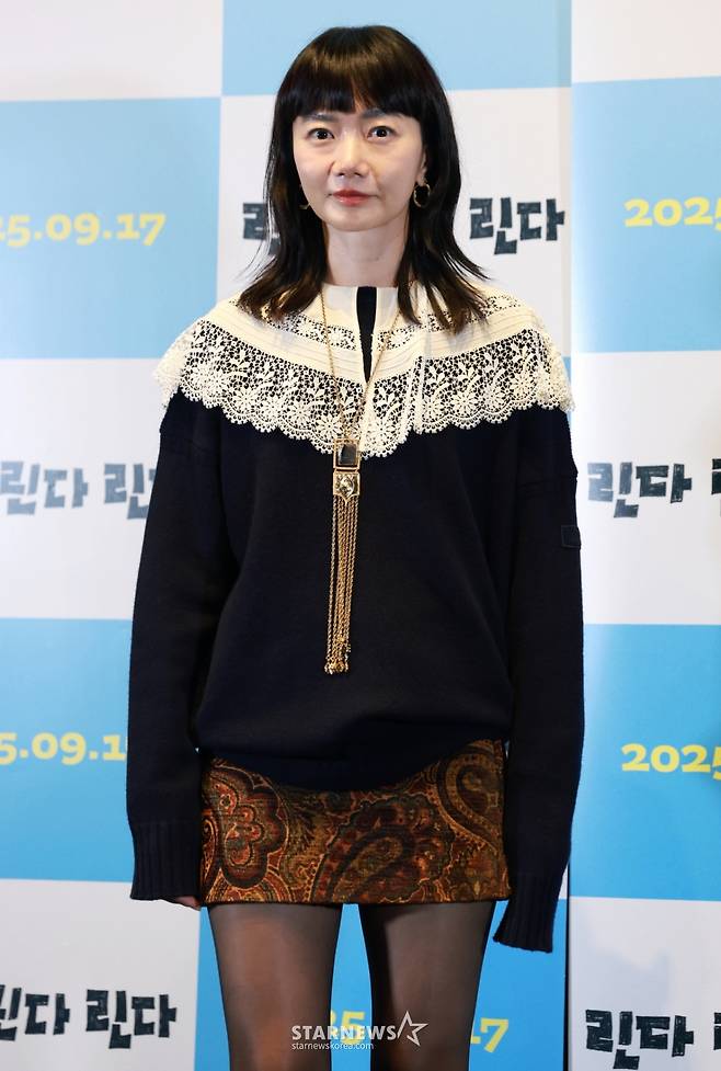 (서울=뉴스1) 권현진 기자 = 배우 배두나가 12일 오후 서울 강남구 코엑스 메가박스에서 열린 영화 '린다 린다 린다' 언론배급시사회 및 기자간담회에 참석해 포즈를 취하고 있다.   '린다 린다 린다'는 고교생활 마지막을 장식할 축제를 준비하는 여고생 밴드와 얼떨결에 보컬이 된 한국인 유학생 '송'의 서툴고 반짝이는 청춘을 그린 작품이다. 2025.9.12/뉴스1  Copyright (C) 뉴스1. All rights reserved. 무단 전재 및 재배포,  AI학습 이용 금지. /사진=(서울=뉴스1) 권현진 기자