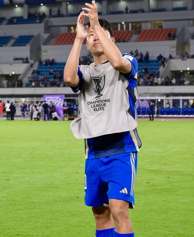 팬들에게 박수를 보내는 나상호. /사진=마치다 젤비아 공식 SNS 갈무리