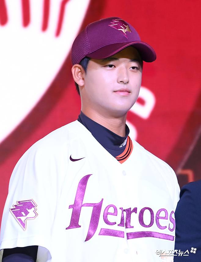 17일 오후 서울 송파구 롯데호텔 월드에서 열린 '2026 KBO 신인 드래프트'에 참석한 키움 히어로즈에서 전체 1번 박준현(천안북일고)이 지명된 뒤 소감을 전하고 있다. 잠실, 고아라 기자