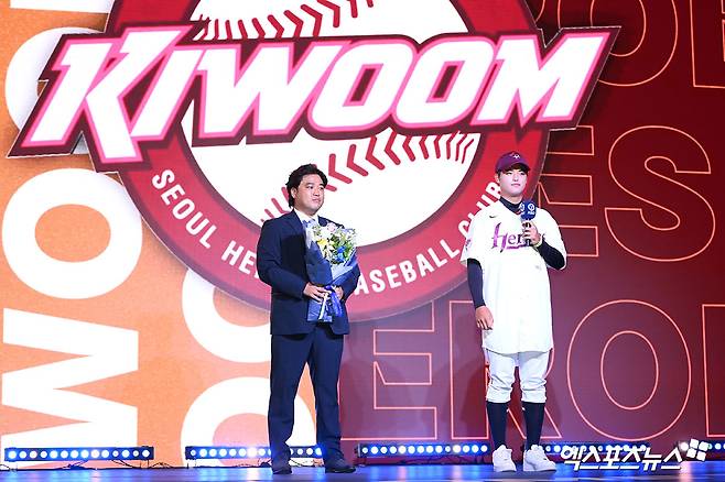 17일 오후 서울 송파구 롯데호텔 월드에서 열린 '2026 KBO 신인 드래프트'에 참석한 키움 히어로즈에서 박준현(천안북일고)이 전체 1순위로 지명된 뒤 기념 촬영을 하고 있다. 엑스포츠뉴스 잠실, 고아라 기자