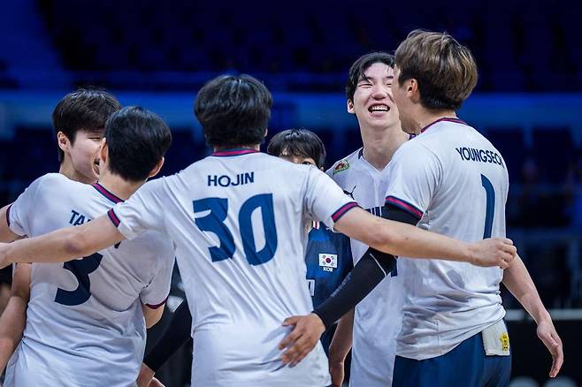득점 후 기뻐하는 한국 남자배구 대표팀 선수들 [FIVB 홈피 캡처. 재판매 및 DB 금지]