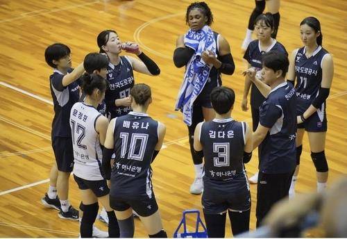 일본 전지훈련에 참가한 도로공사의 모마(뒤쪽 중앙) [한국도로공사 배구단 제공. 재판매 및 DB 금지]