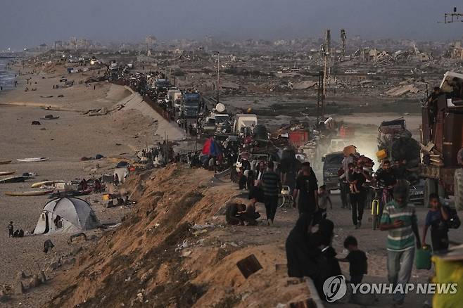 피란길에 오른 팔레스타인 주민들 [AP=연합뉴스. 재판매 및 DB 금지]