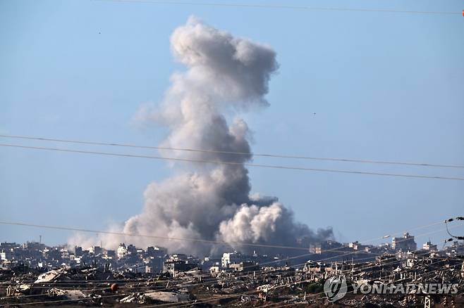 16일(현지시간) 가자시티에서 이스라엘군 공습 후 연기가 피어오르는 모습.[EPA=연합뉴스. 재판매 및 DB 금지]