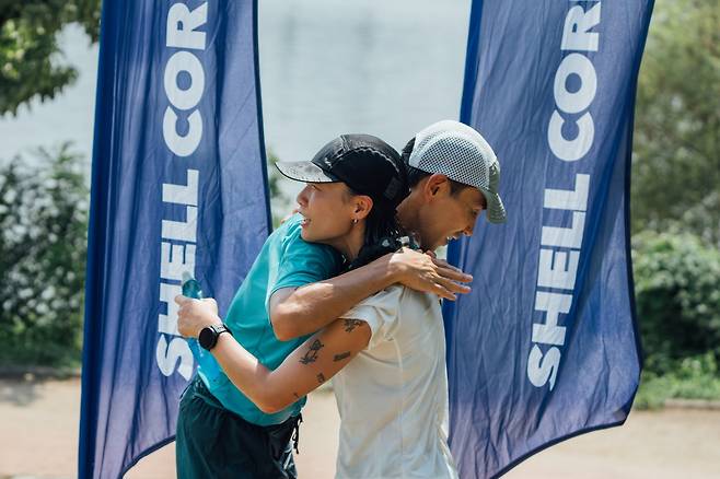완주를 마친 러너의 포옹 [김울프 작가 제공]