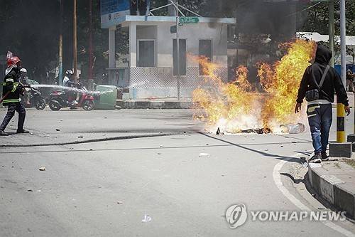 동티모르 시위대가 지른 불 진화하는 소방대원 [AFP 연합뉴스. 재판매 및 DB 금지]