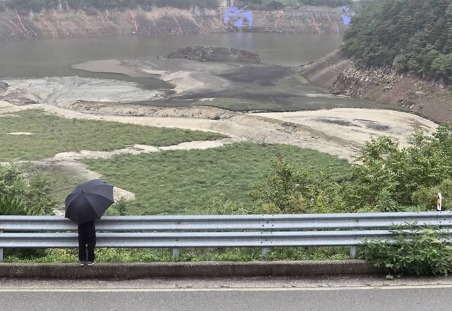 비가 내리는 오봉저수지를 바라보는 시민 [촬영 유형재]