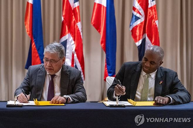 영국 필리핀 공동 프레임워크 서명 데이비드 래미 영국 외무장관(오른쪽)과 엔리케 마날로 필리핀 외교부 장관이 지난 3월 8일(현지시간) 필리핀 마닐라에서 공동 프레임워크 협정에 서명하는 모습. 2025.09.17
[로이터 연합뉴스 자료사진. 재판매 및 DB 금지]