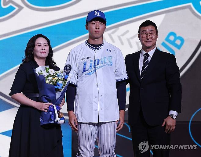 1라운드 9순위 서울고 이호범 (서울=연합뉴스) 서명곤 기자 = 17일 서울 송파구 롯데호텔 월드에서 열린 2026 KBO 신인 드래프트에서 삼성 라이온즈에 1라운드 9순위 지명을 받은 서울고 이호범이 포즈를 취하고 있다. 2025.9.17 seephoto@yna.co.kr