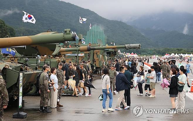 북적이는 계룡군문화축제 (계룡=연합뉴스) 이주형 기자 = 2025 계룡군문화축제·지상군페스티벌이 개막한 17일 충남 계룡시 계룡대 활주로 일원에 마련된 행사장에 비가 그친 가운데, 방문객들로 북적이고 있다. 2025.9.17 coolee@yna.co.kr