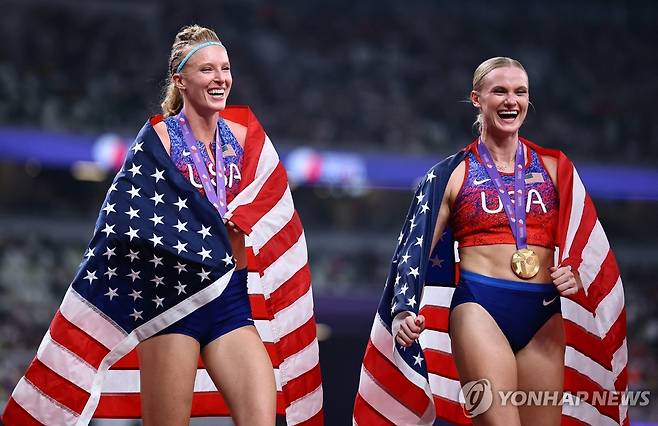 함께 웃는 문과 모리스 (도쿄 로이터=연합뉴스) 17일 일본 도쿄 국립경기장에서 열린 2025 세계육상선수권 여자 장대높이뛰기 결선에서 우승한 문(오른쪽)과 2위 모리스가 함께 웃고 있다.