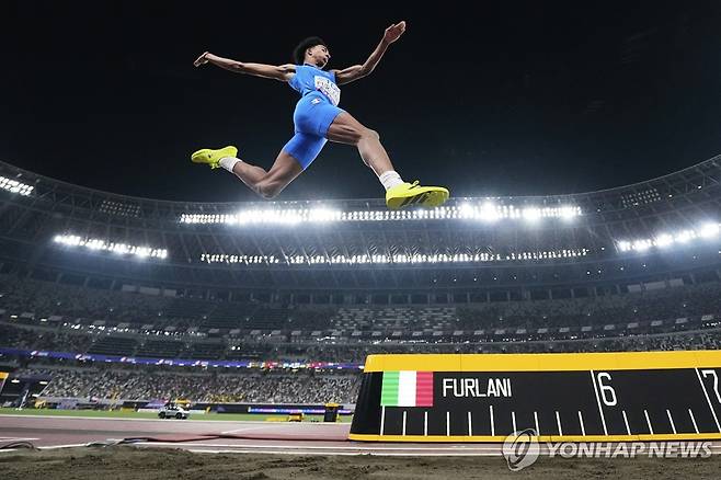 푸를라니의 도약 (도쿄 AP=연합뉴스) 푸를라니가 17일 일본 도쿄 국립경기장에서 열린 2025 세계육상선수권 남자 멀리뛰기 결선에서 도약하고 있다.