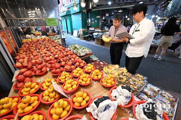 18일 오전 수원시 팔달구 못골종합시장에서 국립농산물품질관리원 경기지원 수원사무소 관계자들이 추석을 앞두고 농축산물 원산지 표시 점검을 하고 있다. 2025.9.18 /최은성기자 ces7198@kyeongin.com