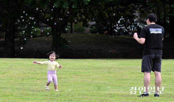 완연한 가을 날씨를 보인 18일 오전 수원시 탑동 시민농장에서 아빠와 아이가 비눗방울 놀이를 하고 있다. 2025.9.18 /임열수기자 pplys@kyeongin.com