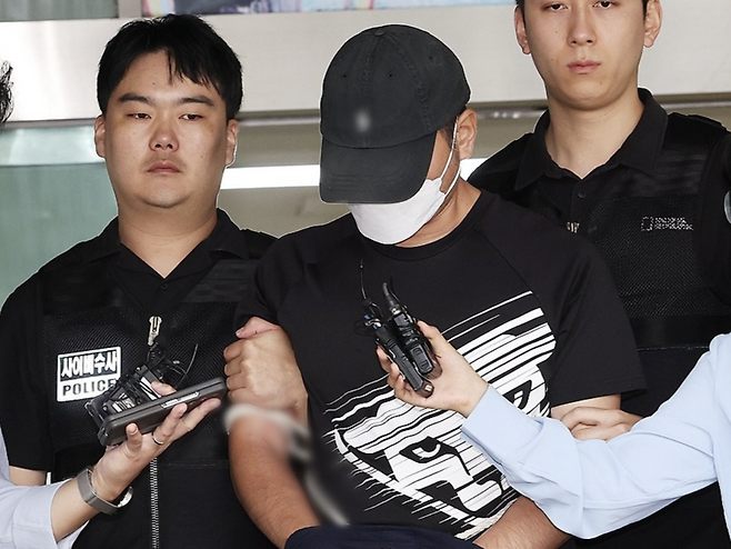 ▲ 'KT 소액결제' 사건 피의자 40대 A씨가 영장실질심사를 위해 법원으로 이동하고 있다./연합뉴스