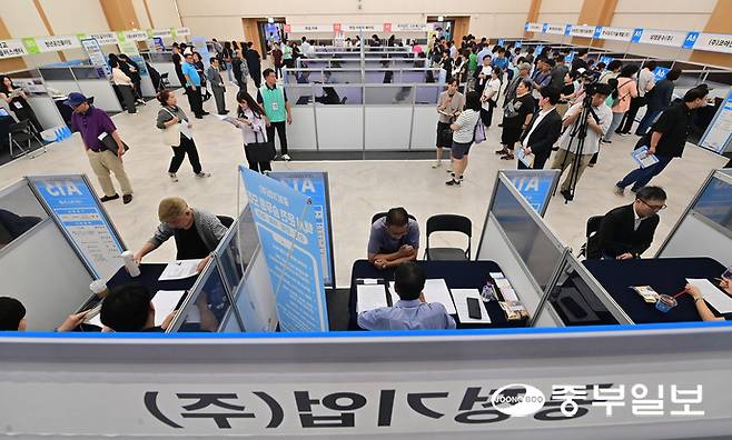 18일 오후 군포시청 대회의실에서 열린 2025 군포시 일자리 박람회가 일자리를 찾는 구직자들로 붐비고 있다. 임채운기자
