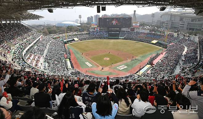 지난 3월 23일 인천시 미추홀구 인천SSG랜더스필드에서 열린 2025 KB0리그 프로야구 SSG랜더스와 두산베어스의 경기에서 관중들이 열띤 응원을 벌이고 있다. 정선식기자