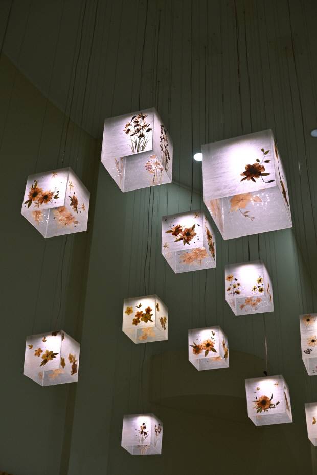 한국압화박물관 입구에 걸린 압화 작품들. /최현배 기자