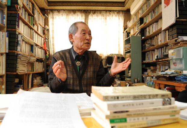 문병란 시인 10주기를 맞아 시선집 ‘직녀에게’가 발간됐다. 생전의 문병란 시인.