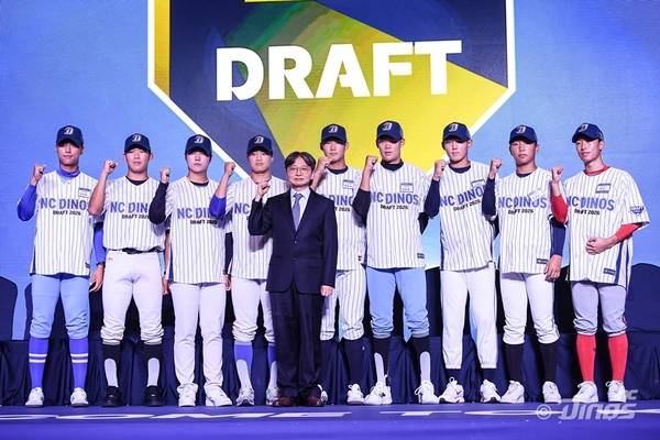 17일 서울에서 열린 2026 KBO 신인 드래프트에서 NC 다이노스에 지명된 선수들이 기념촬영을 하고 있다. /NC 다이노스