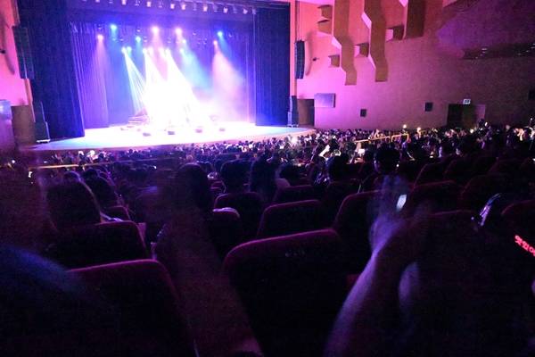 18일 열린 창원 삼색재즈콘서트에서 관객들이 핸드폰 플래시를 밝혀 흔들고 있다. /김구연 기자