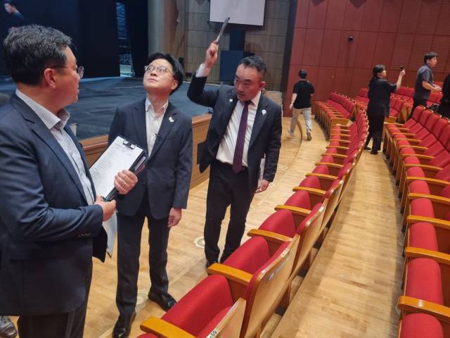 18일 오후 경주시 황성동 경주예술의전당에서 김정관 산업통상자원부 장관이 대한상의 측으로부터