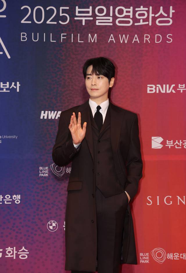 2025 부일영화상이 18일 오후 부산 해운대구 시그니엘 부산 그랜드볼룸에서 열렸다. 영화상에 참석한 배우 이준혁이 포토월에서 포즈를 취하고 있다. 정종회 기자 jjh@
