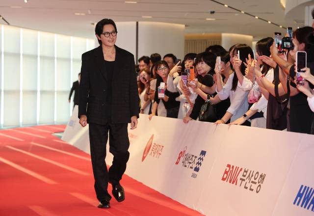 2025 부일영화상이 18일 오후 부산 해운대구 시그니엘 부산 그랜드볼룸에서 열렸다. 영화상에 참석한 배우 장동건이 레드카펫으로 입장하고 있다. 정종회 기자 jjh@