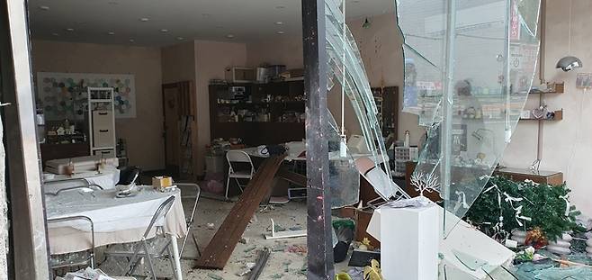 ▲ 18일 오전 1시 53분께 포항시 북구 상원동 한 도로에서 개인택시 전기자동차가 전봇대와 인근 상가를 들이받고 화재가 나 기사 A씨(70대)가 사망한 가운데, 사고 현장 모습. 황영우 기자