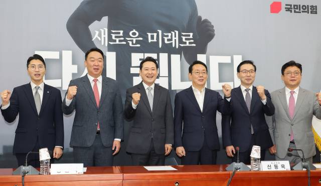 국민의힘 장동혁(왼쪽 세 번째)대표가 18일 국회에서 열린 최고위원회의에서 박준태(왼쪽부터) 당대표 비서실장, 정희용 사무총장, 김도읍 정책위의장, 서천호 전략기획부총장, 강명구 조직부총장과 파이팅을 하고 있다./연합뉴스/