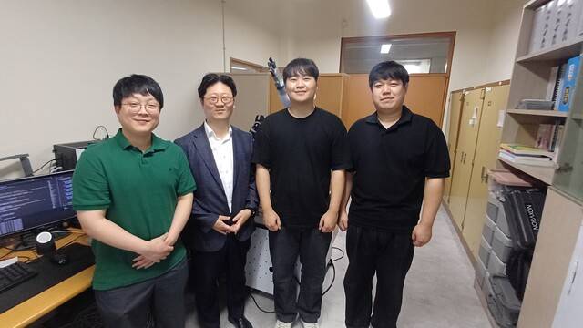 금오공대 손정우 교수(왼쪽 두번째)와 기계공학부 석박사과정 연구생들. 김명규 기자