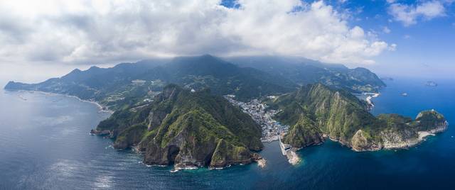 울릉군 도동항 상공에서 바라본 울릉도. 울릉군 제공