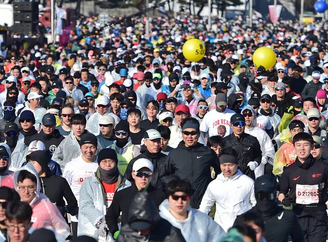 2025 대구마라톤 대회에 참가한 마라토너들이 대구스타디움 일대를 질주하고 있다. 대구일보DB