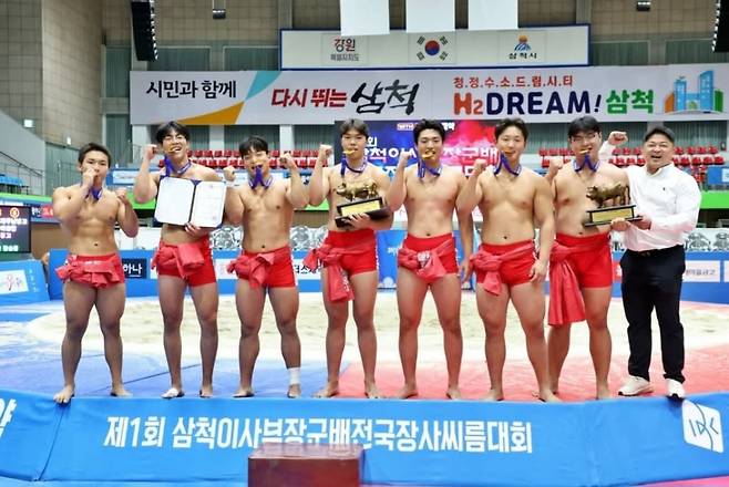 남녕고 씨름부가 창단 후 처음으로 전국대회 단체전에서 우승했다. 왼쪽부터 홍보은, 김재영, 허강, 김민성, 양재혁, 진건우 신성준, 박현우 감독.(사진=제주도체육회 제공)